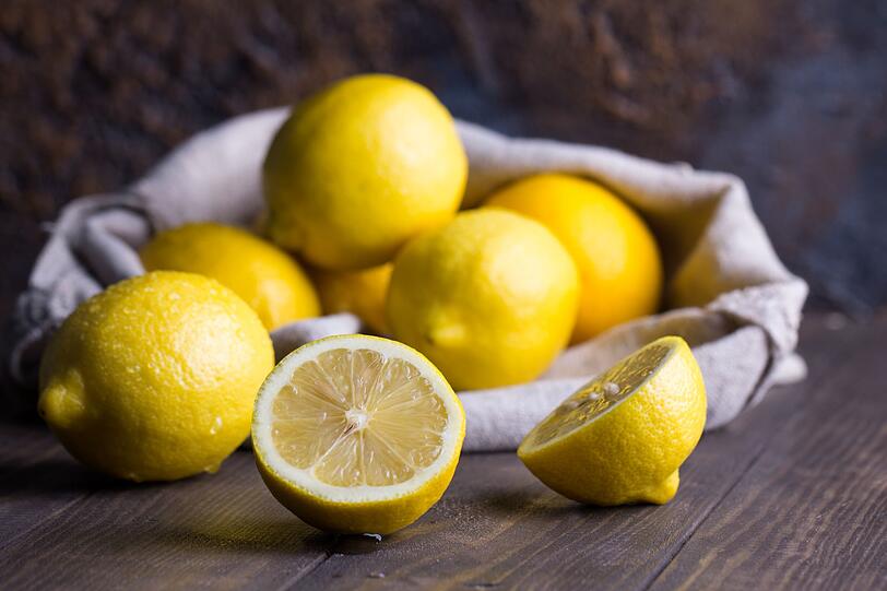 Zitronen gelten allgemein als sehr gesund und so ist es nicht verwunderlich, dass sie auch der Bauchspeicheldrüse wohltun. Mit viel Vitamin C, dem Ballaststoff Pektin und weiteren Inhaltsstoffen regen sie die Verdauung an, wirken entzündungshemmend und unterstützen einen langsamen Anstieg des Blutzuckers. Zitronen gelten allgemein als sehr gesund und so ist es nicht verwunderlich, dass sie auch der Bauchspeicheldrüse wohltun. Mit viel Vitamin C, dem Ballaststoff Pektin und weiteren Inhaltsstoffen regen sie die Verdauung an, wirken entzündungshemmend und unterstützen einen langsamen Anstieg des Blutzuckers.
