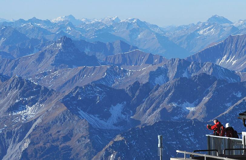 Ausfluegler geniessen den Blick vom Gipfelplateu der 2962 Meter hohen Zugspitze (Foto vom 11.11.11). Selten war es im November so sonnig und trocken wie in diesem Jahr.