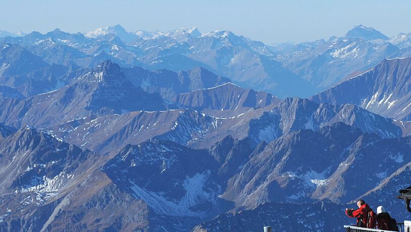 Ausfluegler geniessen den Blick vom Gipfelplateu der 2962 Meter hohen Zugspitze (Foto vom 11.11.11). Selten war es im November so sonnig und trocken wie in diesem Jahr. Ausfluegler geniessen den Blick vom Gipfelplateu der 2962 Meter hohen Zugspitze (Foto vom 11.11.11). Selten war es im November so sonnig und trocken wie in diesem Jahr.