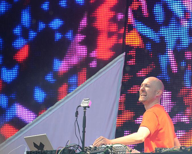 Wolkenbruch und Matsch statt "sky" und "sand" - trotzdem feiern am Sonntag 20.000 Fans den Berliner DJ Paul Kalkbrenner am Königsplatz.