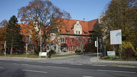 Das Bezirkskrankenhaus in Haar, das Isar-Amper-Kliikum:  Auf der geschlossenen Abteilung der Psychiatrie hat ein 29 Jahre alter Patient einen Pfleger attackiert. Anschließend ging der Mann auf die eingesetzten Polizisten los, die ihn festnehmen sollten.