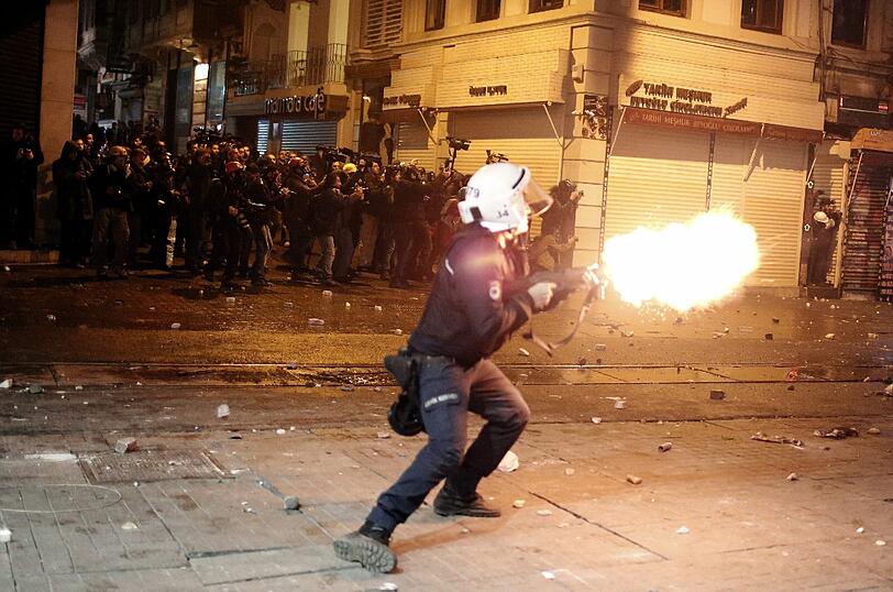 Die Kritik an der Türkei und Premier Erdogan wächst in Europa und der Welt. In der Nacht auf Samstag gingen wieder hunderte Demonstranten auf die Straßen in Istanbul. Hier die Bilder.