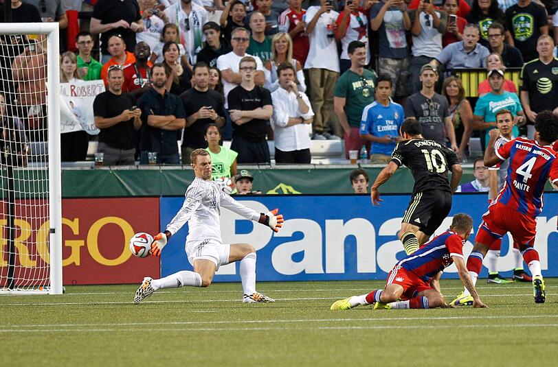 Der Treffer zum 1:2: Landon Donovan überwindet Manuel Neuer.