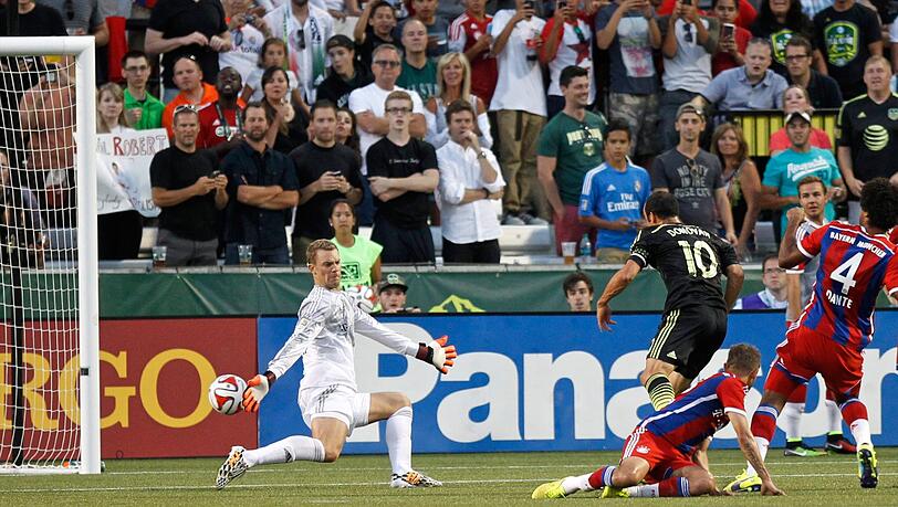 Der Treffer zum 1:2: Landon Donovan überwindet Manuel Neuer. Der Treffer zum 1:2: Landon Donovan überwindet Manuel Neuer.