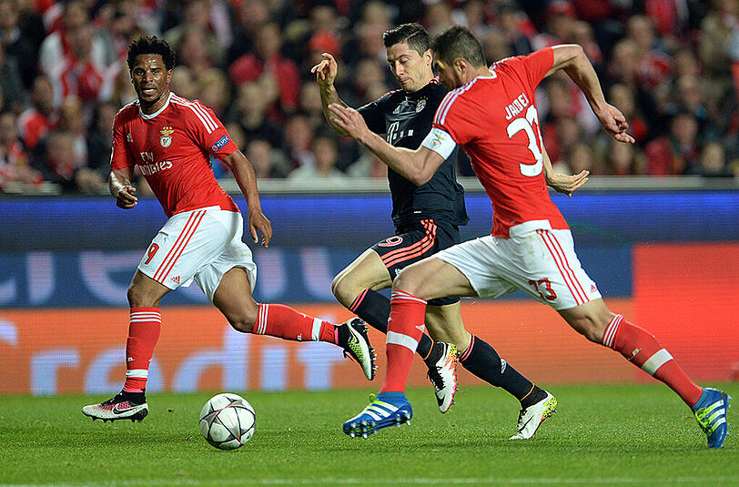 Bayern-Angreifer Robert Lewandowski (Mitte) im Laufduell mit Jardel and Raul Jimenez (links).