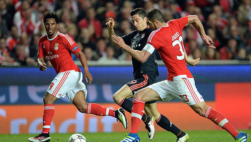 Bayern-Angreifer Robert Lewandowski (Mitte) im Laufduell mit Jardel and Raul Jimenez (links). Bayern-Angreifer Robert Lewandowski (Mitte) im Laufduell mit Jardel and Raul Jimenez (links).