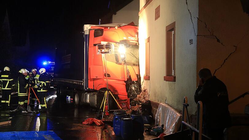 Der Sattelzug rammte ein geparktes Auto und donnerte gegen ein Haus. Die Rettung des Fahrers gestaltete sich extrem kompliziert.