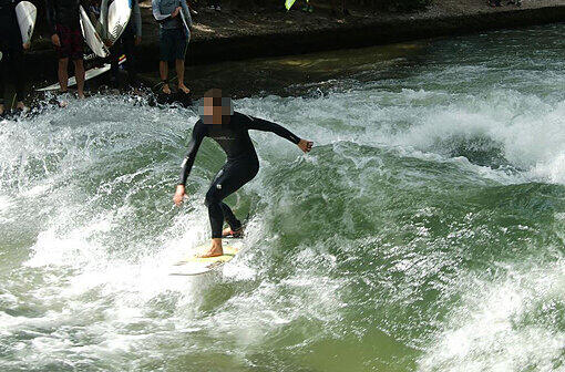Surfer Martin B. in der Eisbach-Welle: Der 25-Jährige wurd nach einem Unfall zunächst ins künstliche Koma versetzt.