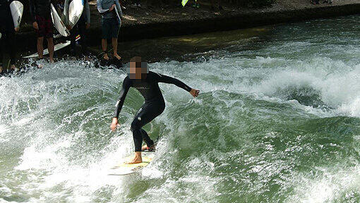 Surfer Martin B. in der Eisbach-Welle: Der 25-Jährige wurd nach einem Unfall zunächst ins künstliche Koma versetzt. Surfer Martin B. in der Eisbach-Welle: Der 25-Jährige wurd nach einem Unfall zunächst ins künstliche Koma versetzt.
