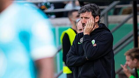 Dem VfL Wolfsburg und Trainer Mark van Bommel droht nach einem Wechselfehler eine Niederlage am grünen Tisch.