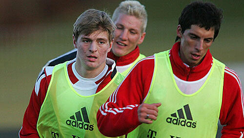 Wer darf im Mittelfeld ran? Sosa, Kroos und Schweinsteiger (von vorn). Wer darf im Mittelfeld ran? Sosa, Kroos und Schweinsteiger (von vorn).