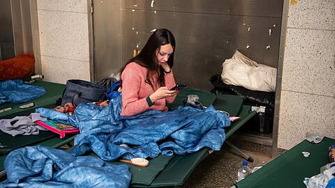 Olya aus der Ukraine wartet nach ihrer Ankunft am Hauptbahnhof darauf, wie es weiter geht. Geflüchtete Frauen sind laut Diakonie "hochgradig gefährdet".