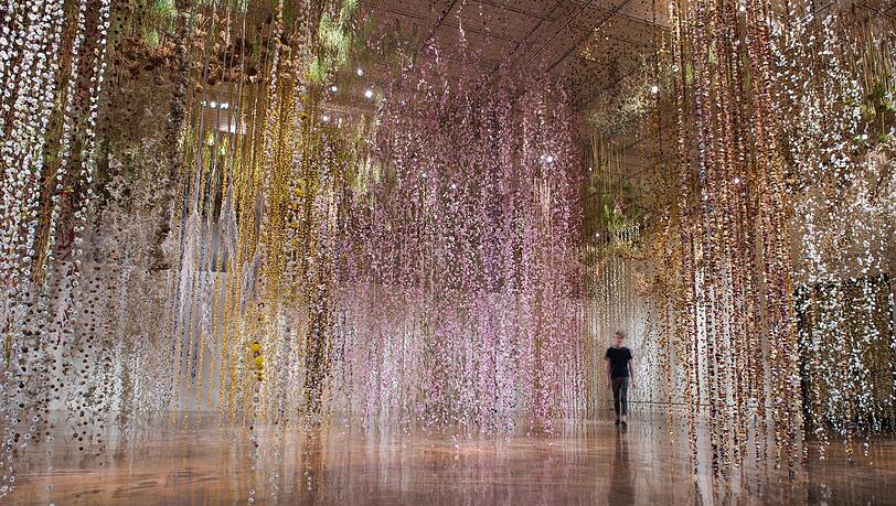 Eintauchen, schnuppern, abschalten: Aus Tausenden Blumensträußen hat die englische Künstlerin Rebecca Louise Law einen "hängenden Gärten" geschaffen.