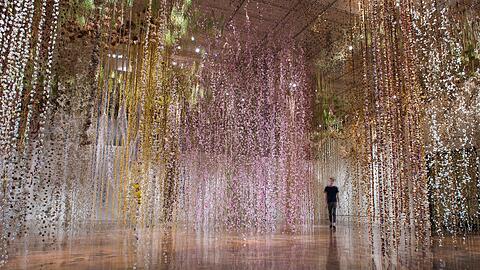 Eintauchen, schnuppern, abschalten: Aus Tausenden Blumensträußen hat die englische Künstlerin Rebecca Louise Law einen "hängenden Gärten" geschaffen.