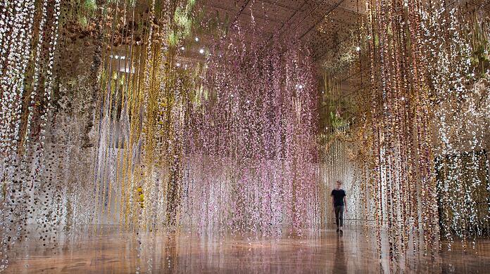 Eintauchen, schnuppern, abschalten: Aus Tausenden Blumensträußen hat die englische Künstlerin Rebecca Louise Law einen "hängenden Gärten" geschaffen.