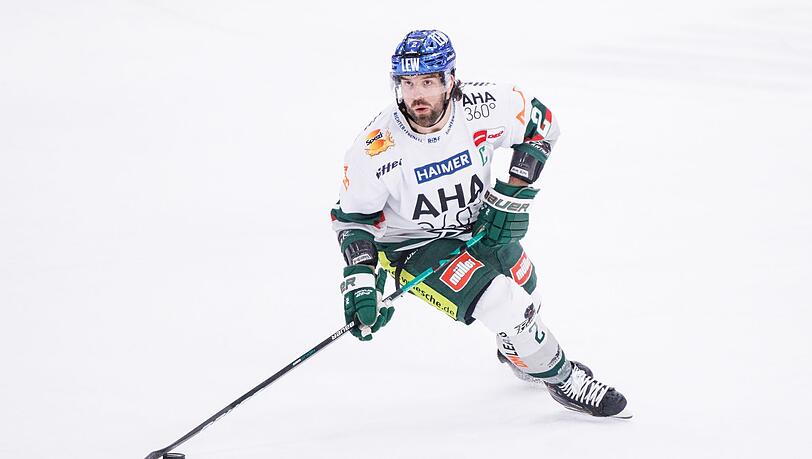 Brady Lamb von den Augsburger Panthern spielt den Puck.