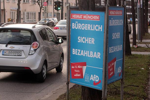 Bei der Kommunalwahl 2020 haben Aktivisten die AfD-Plakate überklebt: "Am 15. März 2020 Nazis wählen." Bei der Kommunalwahl 2020 haben Aktivisten die AfD-Plakate überklebt: "Am 15. März 2020 Nazis wählen."
