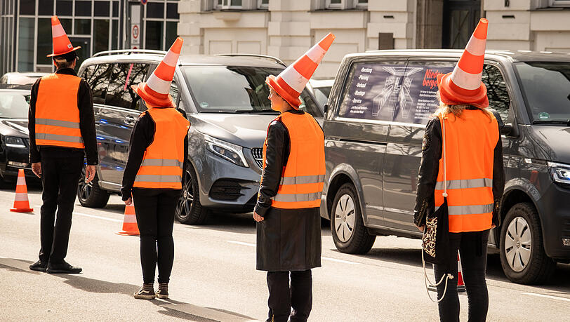 Radaktivisten haben sich als "lebende Protected Bike Lane" am Mittwoch auf die Straße gestellt. Radaktivisten haben sich als "lebende Protected Bike Lane" am Mittwoch auf die Straße gestellt.