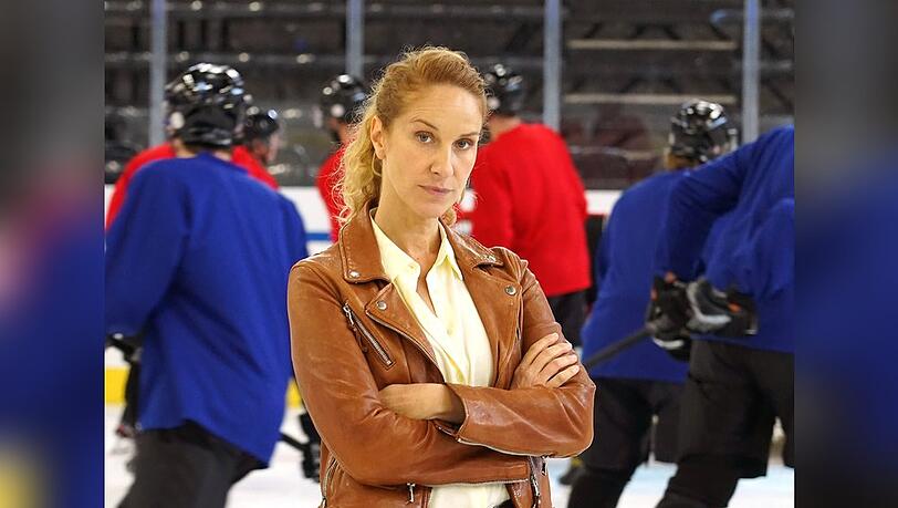 "Der Bozen-Krimi: Familienehre": "Capo" Sonja Schwarz (Chiara Schoras) ermittelt in Bozens Eishockeywelt.