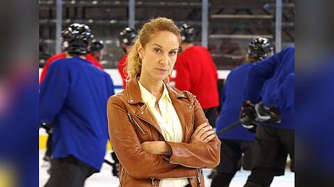 "Der Bozen-Krimi: Familienehre": "Capo" Sonja Schwarz (Chiara Schoras) ermittelt in Bozens Eishockeywelt.