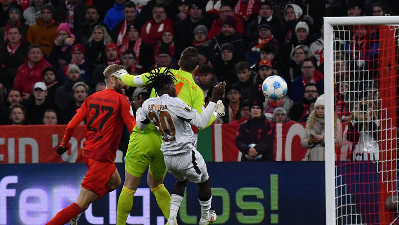 Bei diesem Bodycheck gegen Jeremy Frimpong zog sich Manuel Neuer eine Rippenfraktur zu.