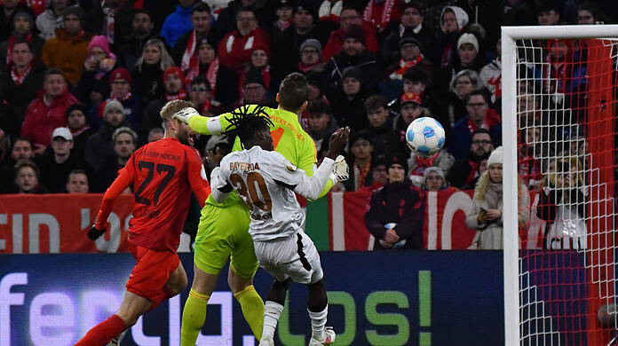 Bei diesem Bodycheck gegen Jeremy Frimpong zog sich Manuel Neuer eine Rippenfraktur zu.
