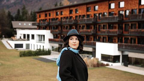 Die gefeierte Konzertpianistin Schaghajegh Nosrati vor dem Klosterhof in Bayerisch Gmain. Hier spielt sie im März eine Schubertiade. Die gefeierte Konzertpianistin Schaghajegh Nosrati vor dem Klosterhof in Bayerisch Gmain. Hier spielt sie im März eine Schubertiade.