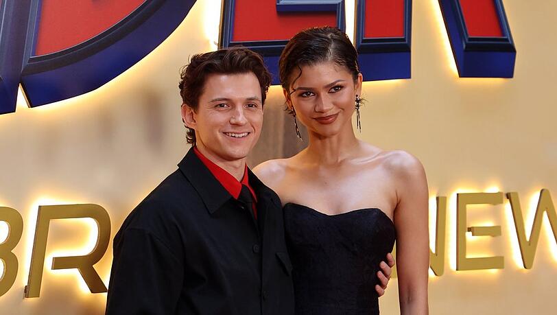 Tom Holland und Zendaya zeigten sich beim Fototermin für "Spider-Man: Brand New Day" im Four Seasons Hotel Madrid innig auf dem roten Teppich. Tom Holland und Zendaya zeigten sich beim Fototermin für "Spider-Man: Brand New Day" im Four Seasons Hotel Madrid innig auf dem roten Teppich.
