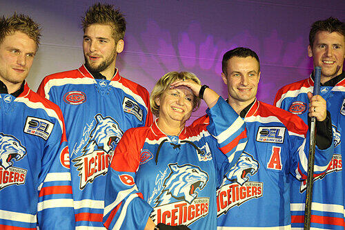 Die Ice Tigers Björn Barta, Roland Mayr, Petr Fical und Eric Chouinard (v.li.) gratulieren Petra Beck (Mitte) zum 50. Geburtstag.