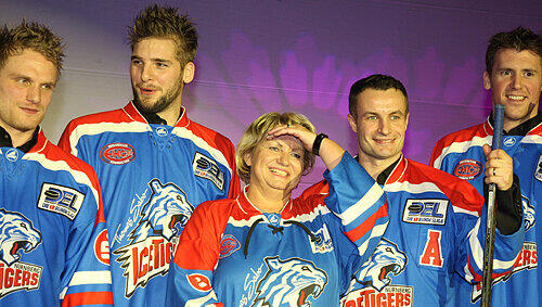 Die Ice Tigers Björn Barta, Roland Mayr, Petr Fical und Eric Chouinard (v.li.) gratulieren Petra Beck (Mitte) zum 50. Geburtstag. Die Ice Tigers Björn Barta, Roland Mayr, Petr Fical und Eric Chouinard (v.li.) gratulieren Petra Beck (Mitte) zum 50. Geburtstag.