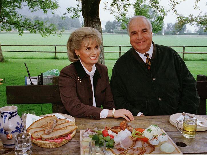 Helmut und seine Frau Hannelore 1998 am Wolfgangsee. 2001 beging Hannelore Kohl nach langer Krankheit Selbstmord.