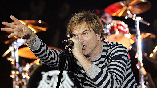 Punk-Sänger Campino rockt ein Konzert der Toten Hosen. Punk-Sänger Campino rockt ein Konzert der Toten Hosen.