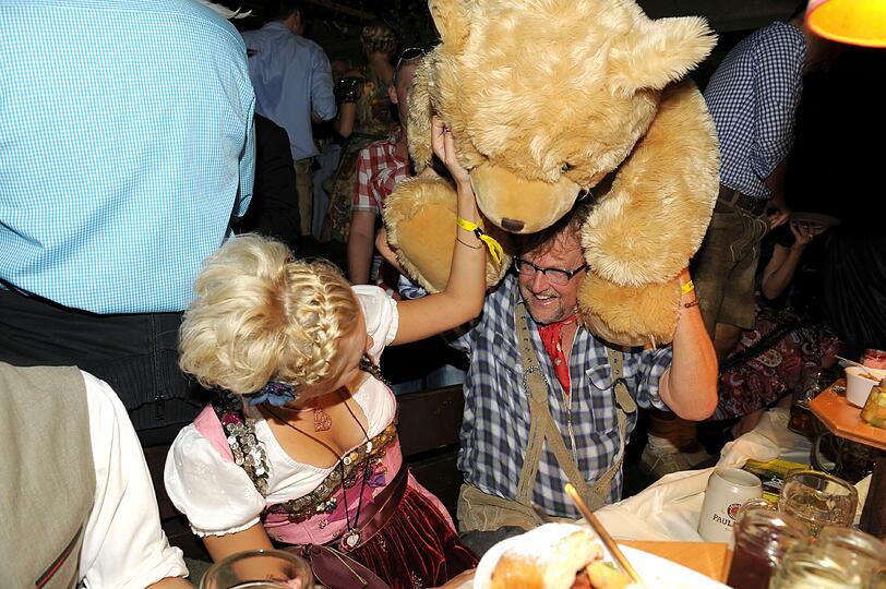 Martin Krug und Verena Kert haben irgendwie gefallen an diesem Stofftier gefunden.