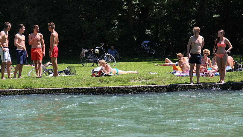 Mehr als 30 Grad in der Stadt: Die Münchner genießen den Sommer. Mehr als 30 Grad in der Stadt: Die Münchner genießen den Sommer.