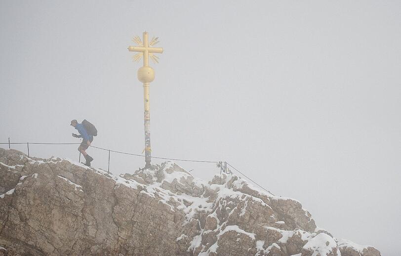 Drei Zentimeter Neuschnee fielen am Sonntagmittag auf der Zugspitze. (Archivbild)