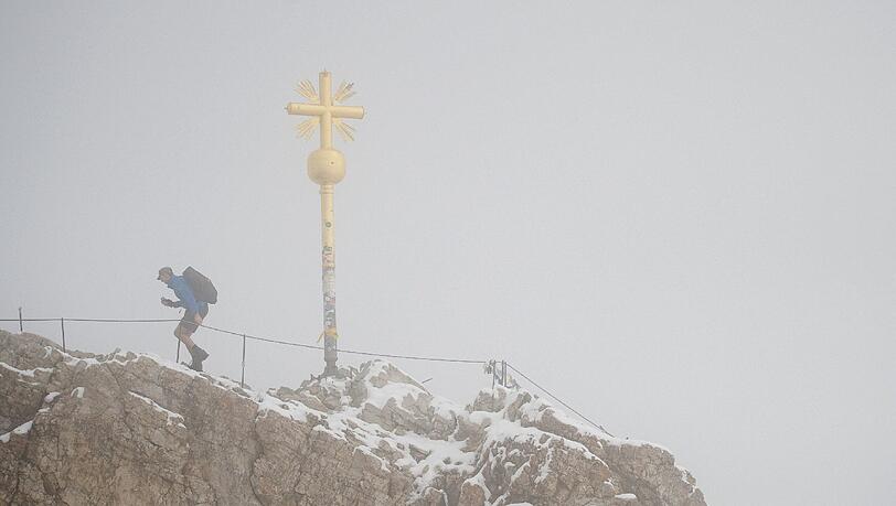 Drei Zentimeter Neuschnee fielen am Sonntagmittag auf der Zugspitze. (Archivbild) Drei Zentimeter Neuschnee fielen am Sonntagmittag auf der Zugspitze. (Archivbild)