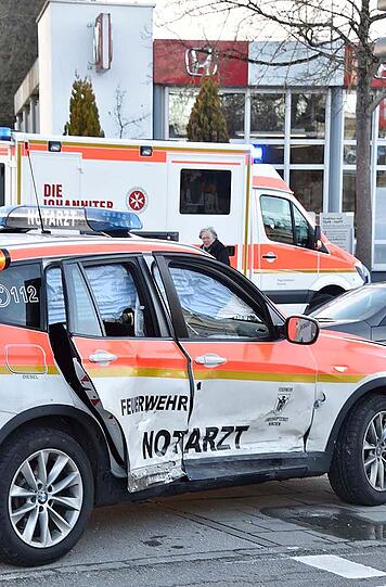 Bilder vom Verkehrsunfall in Ottobrunn: Ein Pkw kollidierte in einer Kreuzung mit einem Notarztwagen, während sich dieser auf einem Einsatz befunden hat.