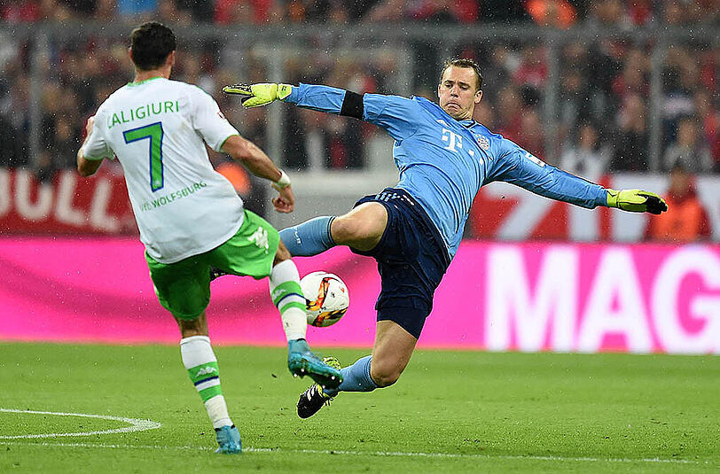 Am 6. Spieltag kanzelte der FC Bayern die Wolfsburger mit 5:1 ab - hier klärt FCB-Keeper Manuel Neuer gegen Daniel Caligiuri.
