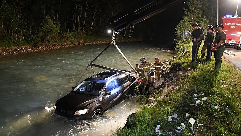 Wohl wegen eines Ausweichmanövers landeten die beiden Männer mit ihrem Auto im Rißbach. Die Bilder.