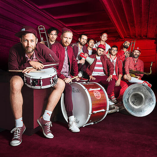 Zehn Freunde müsst ihr sein! Die Band Moop Mama ist trotz ihrer Größe sehr mobil.