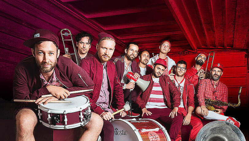 Zehn Freunde müsst ihr sein! Die Band Moop Mama ist trotz ihrer Größe sehr mobil. Zehn Freunde müsst ihr sein! Die Band Moop Mama ist trotz ihrer Größe sehr mobil.