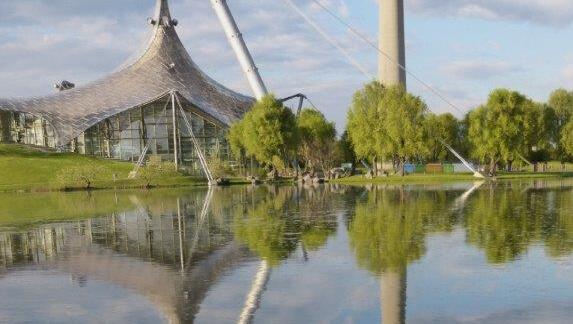 Kunstvolle Spiegelung: AZ-Leserin Maria Kiesbauer ist am Olypiasee dieser tolle Schnappschuss gelungen. Kunstvolle Spiegelung: AZ-Leserin Maria Kiesbauer ist am Olypiasee dieser tolle Schnappschuss gelungen.