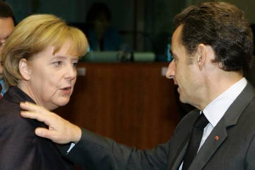 Richtig begeistert schaut sie nicht: Sarkozy legt Merkel seine Hand auf die Schulter.