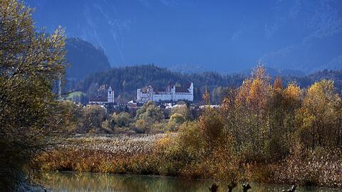Innenminister Joachim Herrmann (CSU) zufolge ist "die malerische Lage zwischen den Ammergauer und Allgäuer Alpen sowie Weißensee, Hopfensee und Forggensee ideale Voraussetzung für ein naturnahes Heilbad".