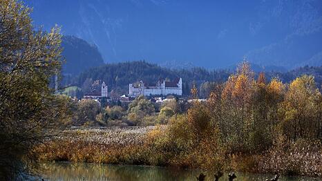 Innenminister Joachim Herrmann (CSU) zufolge ist "die malerische Lage zwischen den Ammergauer und Allgäuer Alpen sowie Weißensee, Hopfensee und Forggensee ideale Voraussetzung für ein naturnahes Heilbad".