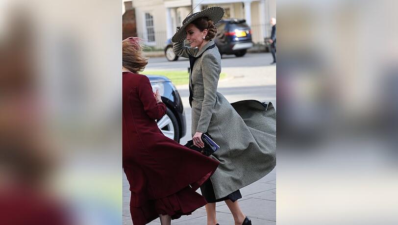Kate hatte mit st&uuml;rmischem Wind und ihrer Kopfbedeckung zu k&auml;mpfen.