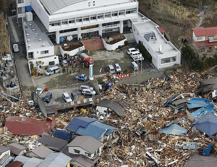 Bei einer Explosion in der japanischen
Atomanlage Fukushima-Daiichi ist das Reaktorgebäude zerstört worden.
Menschen im Umkreis von zehn Kilometern sollten sich schnell in
Sicherheit bringen, sagte Regierungssprecher Yukio Edano am Samstag.
Die Behörden befürchten, in der Atomanlage könnte es zu einer
Kernschmelze kommen.