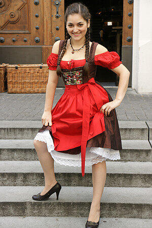 Auch diese Dirndl-Trägerin bevorzugt ein traditionelles Kleid.