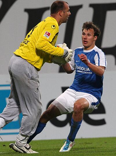 Endstation Gabor Kiraly: Tobias Jänicke scheitert am Münchner Torwart.
