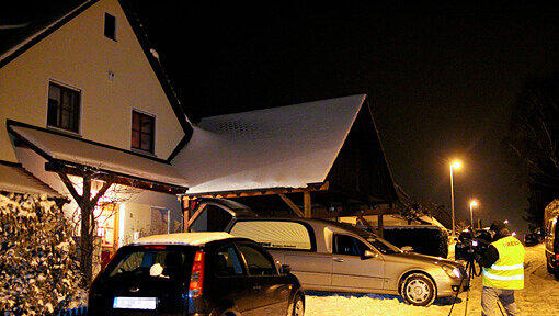 Nachdem der 23-jährige Sohn des Ehepaars die Polizei informierte, drang sie gewaltsam in das Haus ein: Dort fand es den 56-jährigen mutmaßlichen Täter und seine 49-jährige Ehefrau tot auf. Nachdem der 23-jährige Sohn des Ehepaars die Polizei informierte, drang sie gewaltsam in das Haus ein: Dort fand es den 56-jährigen mutmaßlichen Täter und seine 49-jährige Ehefrau tot auf.